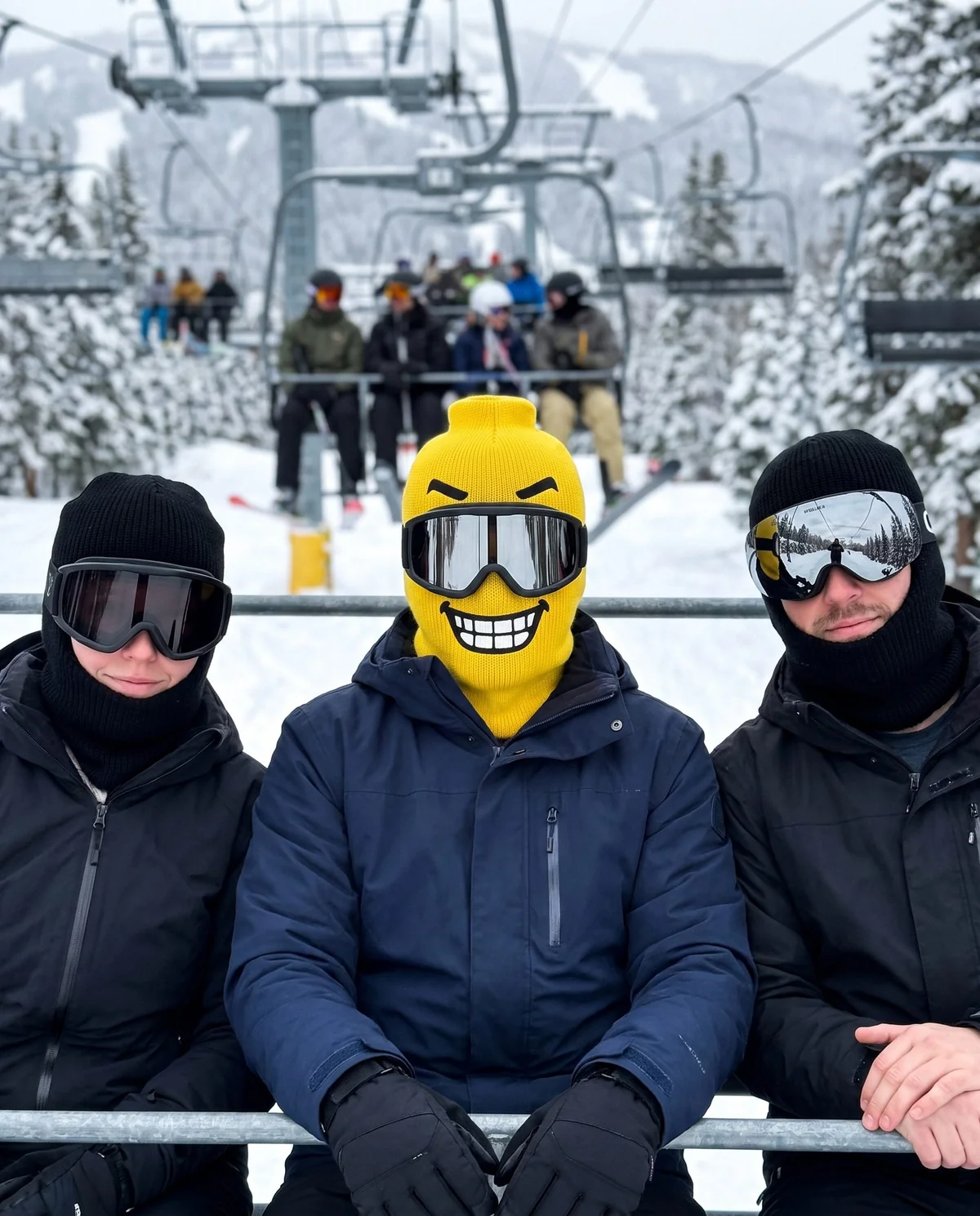 Gul Chomp-skidmask bland svarta masker i skidliften